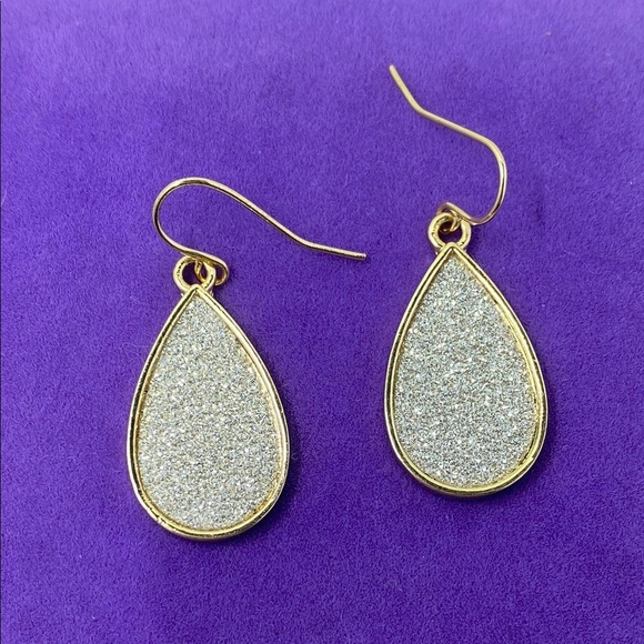 Jewelry - 💛 Elegant Gold Glitter Teardrop Earrings